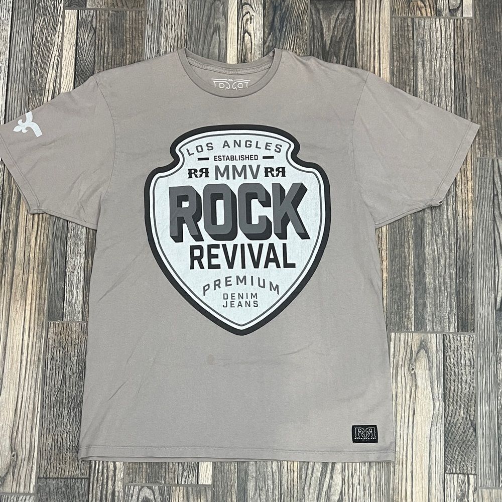 Rock Revival Shield Graphic Tee in Gray‎